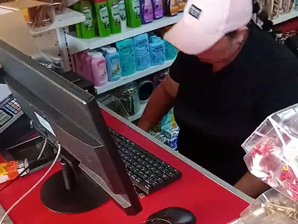 Instalando el kit de punto de venta en una farmacia